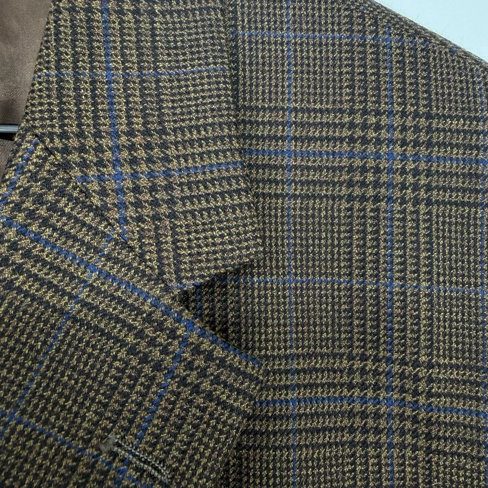 Andrew Fezza 25length features frontlapel